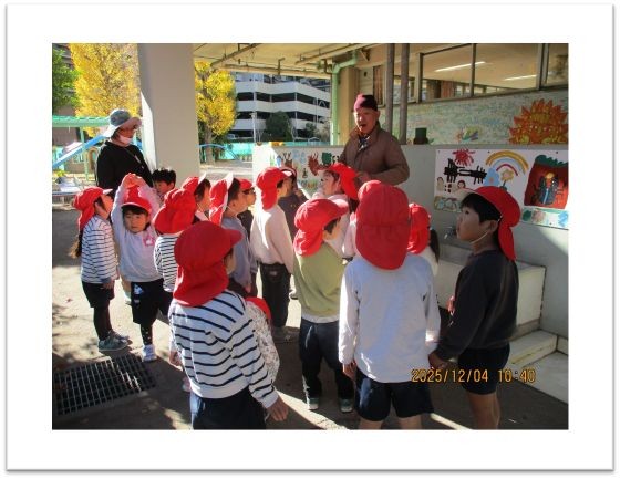 佐々木洋先生と園庭をめぐる