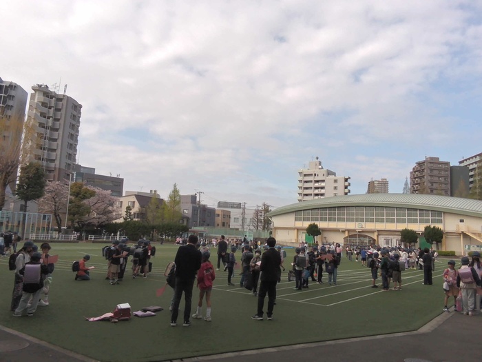 クラス分けプリントを見ている様子