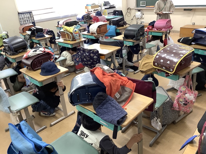机の下に隠れる様子