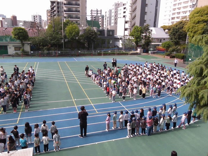 1年生が前に並ぶ様子