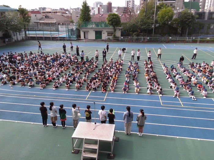 委員長が前で発表をする様子