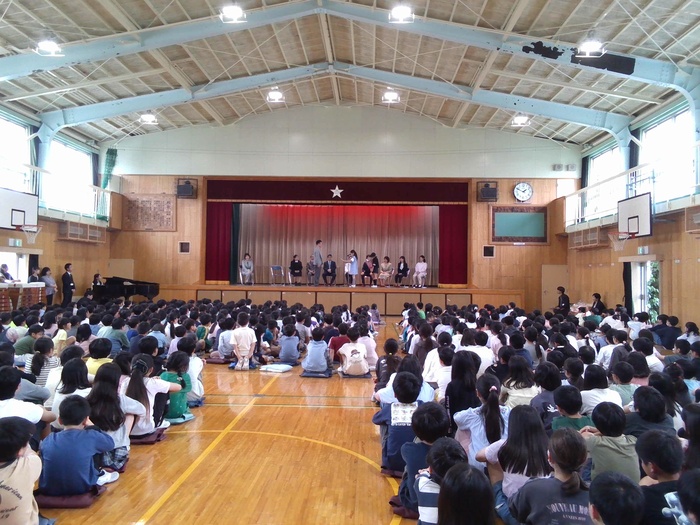 離任した先生方が入場する様子