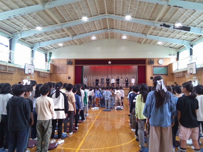 全校で校歌を歌う様子
