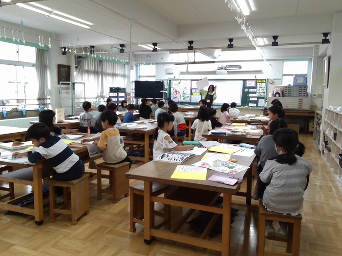 図工室で先生の話を聞く様子