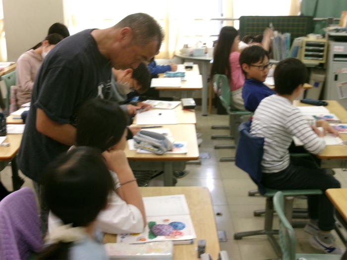 本校では、3年生以上の学年で、算数の授業の際に「算数少人数授業」を行っています。3つのコースに分かれて、児童の理解度に合わせた授業を行っています。