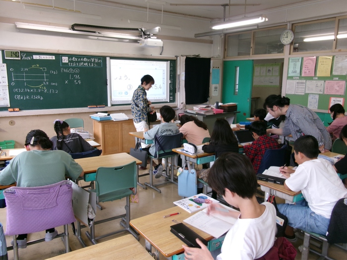 コースは、学習内容やレディネステストをもとに、単元ごとに変わることが多いです。さらに、区の「学力パワーアップ講師」がいずれかのコースに入り、授業のサポートを行っています。