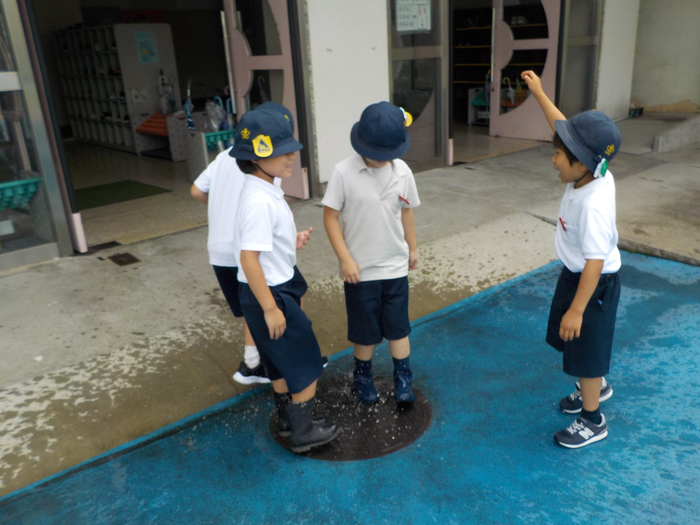 校庭の水たまりで遊んでいる様子