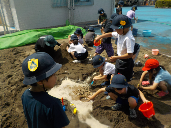 校庭の砂場で遊んでいるところ