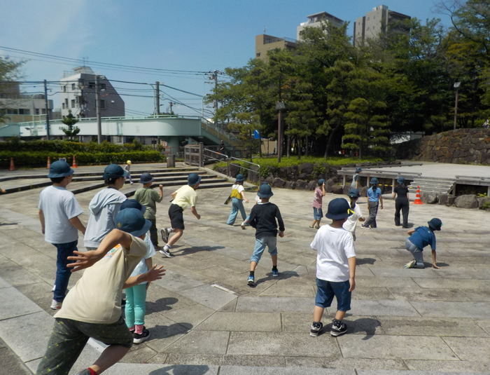 飛鳥山公園でたてわりはん遊びをしているところ