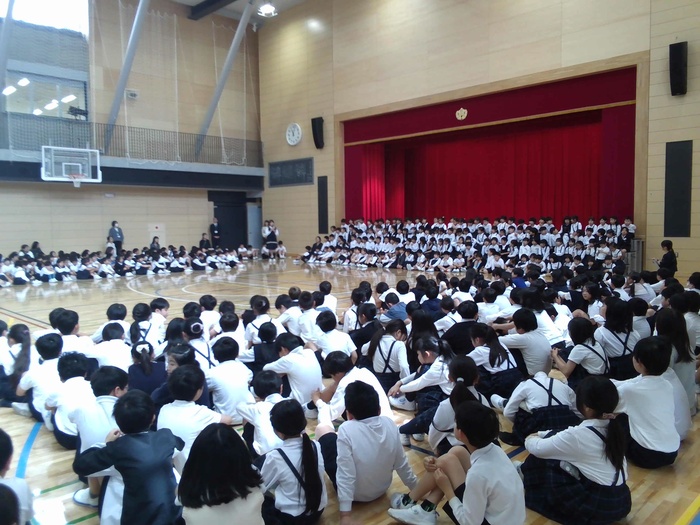 アリーナの1番前に座って、前期課程のお兄さん・お姉さんたちに、歓迎してもらいました。