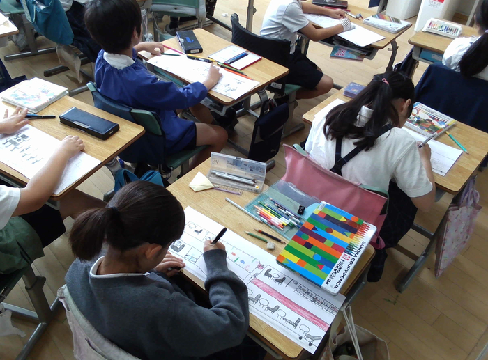 児童が想像した電車を絵に表している様子