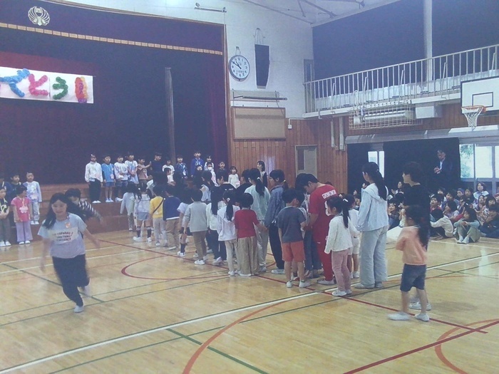 1年生を迎える会に参加しました。5年生は、1年生と一緒に入場しました。1年生をしっかりリードすることができました。