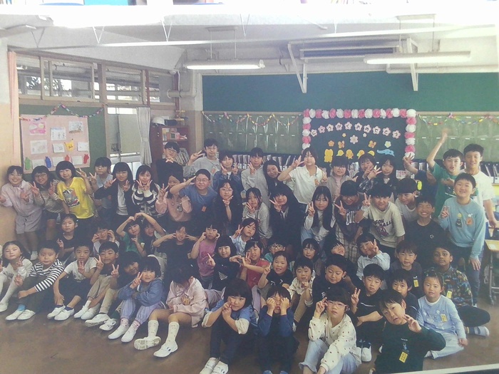 1年生を迎える会に参加しました。5年生は、1年生と一緒に入場しました。1年生をしっかりリードすることができました。