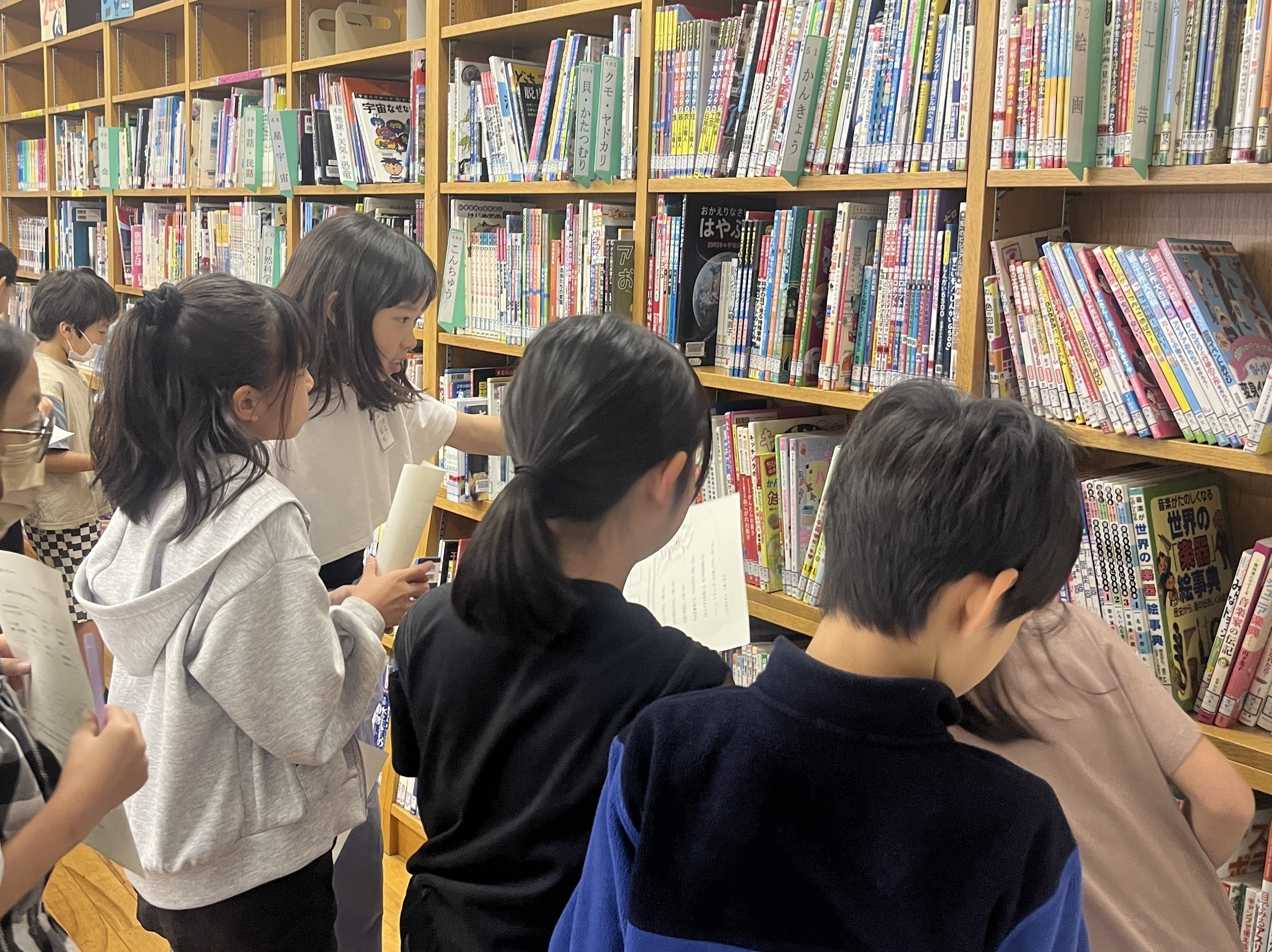 図書室で本を選ぶ様子