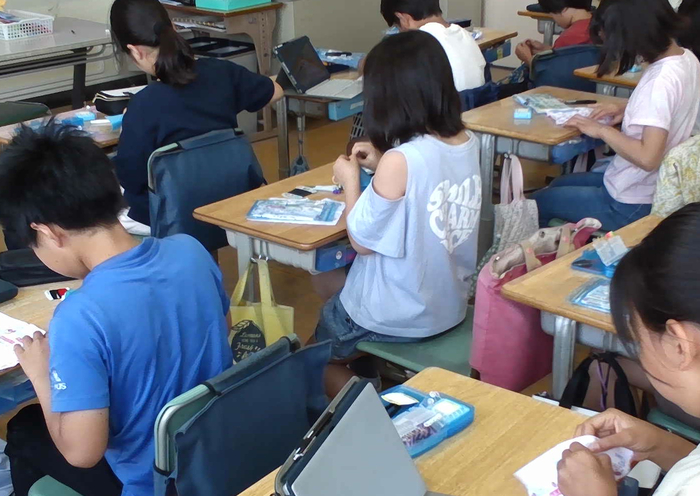 基本的な縫い方を練習する児童の様子。