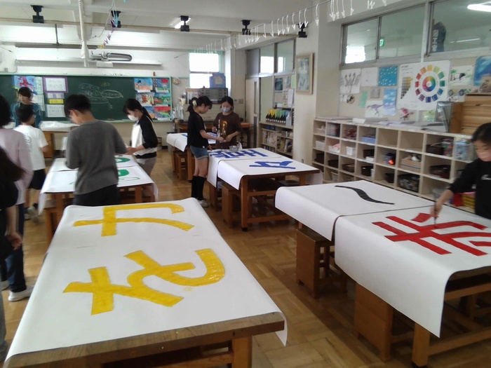 文字に色を塗る様子