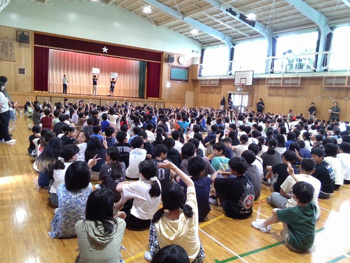 手を上げている様子