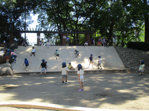 大きなすべり台で遊んでいる様子。