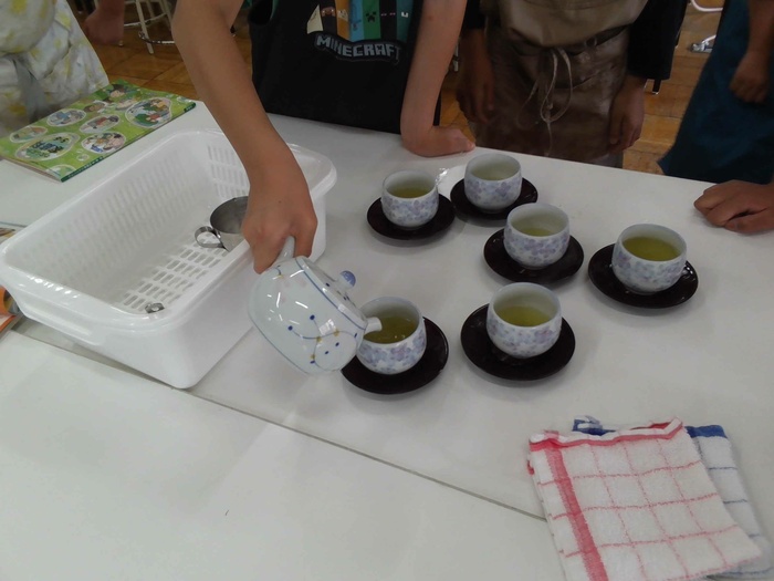 お茶を順番に注ぐ様子。