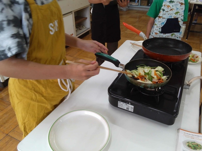 野菜をいためる様子。