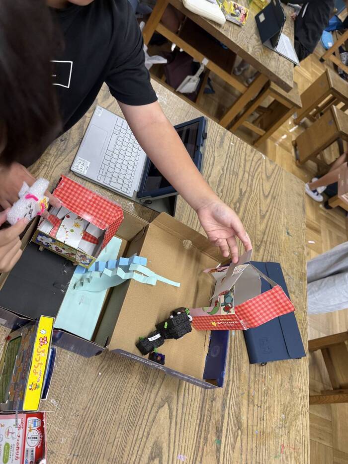 作品を見せ合っている様子