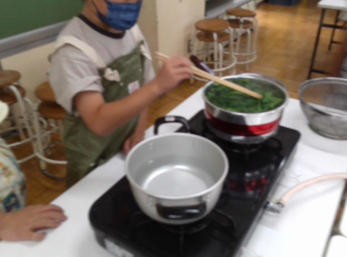 ほうれん草をゆでる様子。