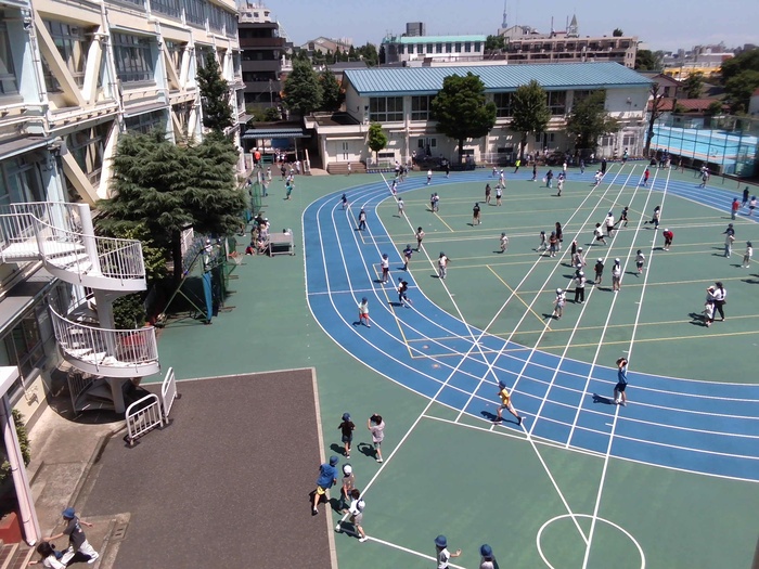 校庭遊びの様子