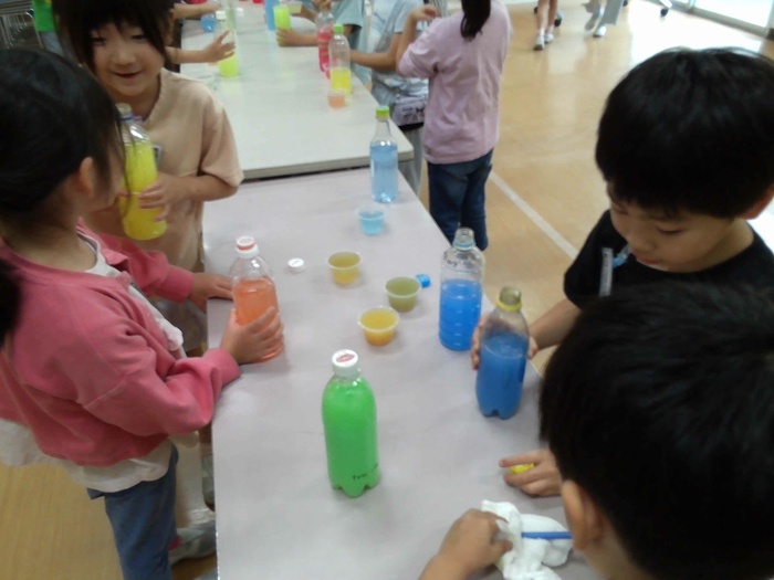 色水を作っているところ
