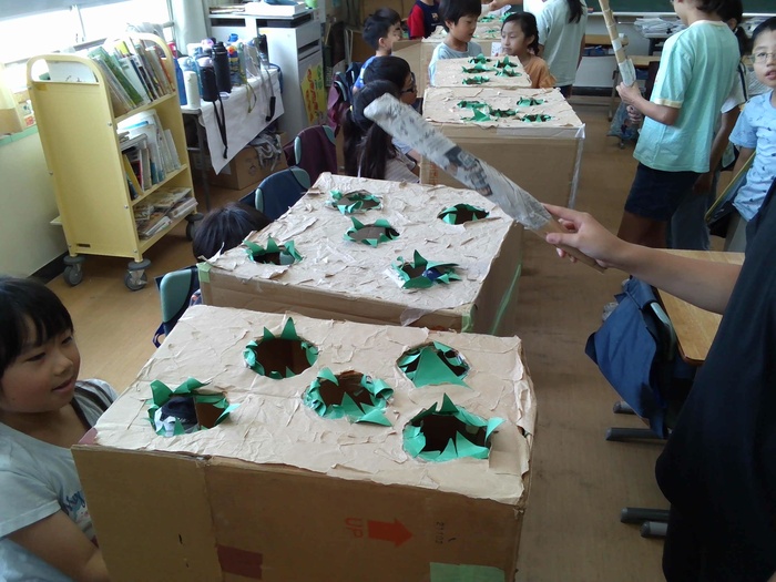 もぐらたたきで遊ぶ様子。