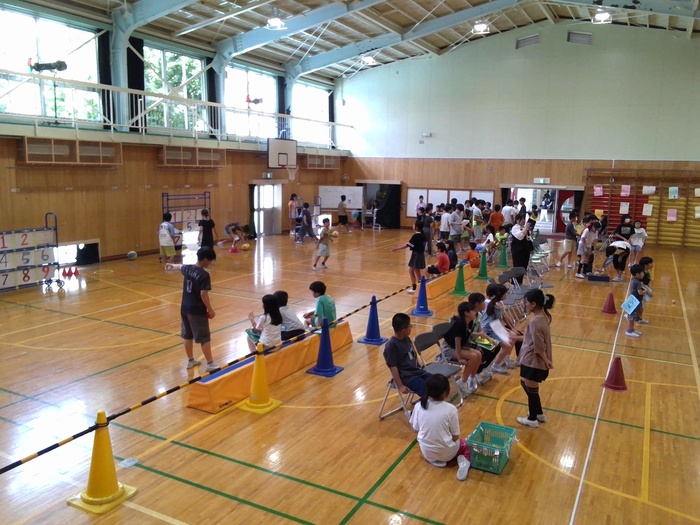 体育館で遊ぶ様子。