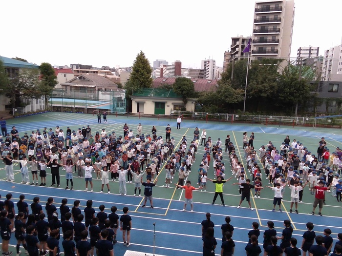 5年生を中心にエールを送る様子