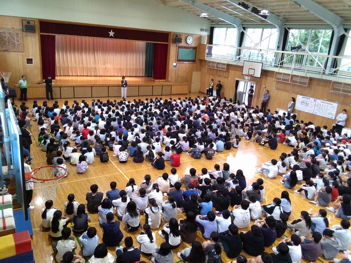 体育館に集まり校長先生の話を聞くところ