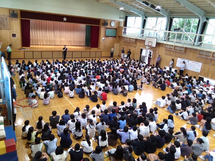 体育館に集まり警察の方の話を聞くところ