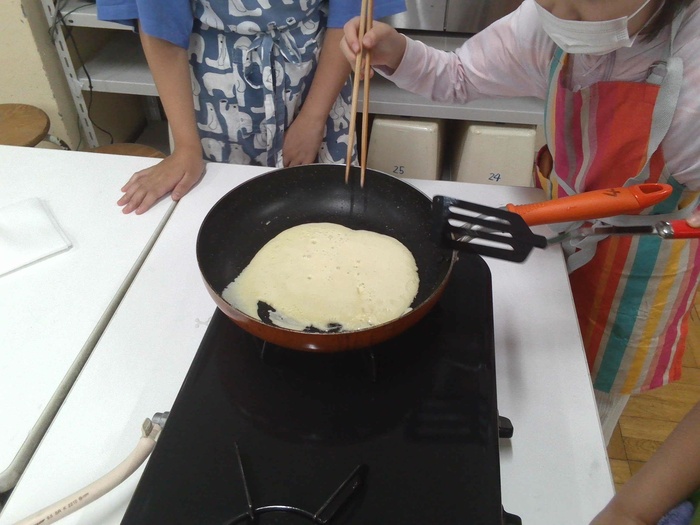 クレープを焼く様子。