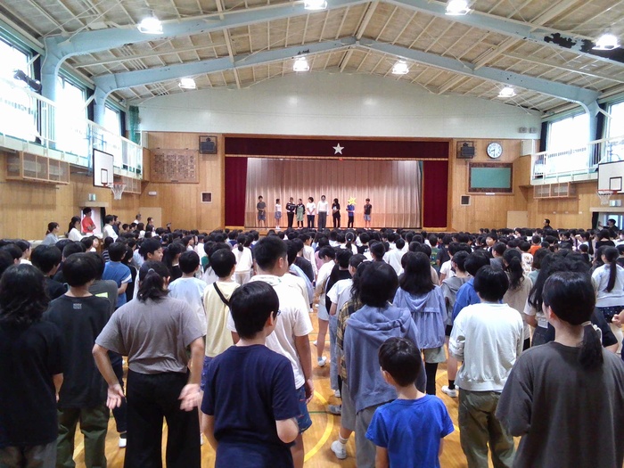 たきスターちゃんと集会委員会が舞台に立つ様子