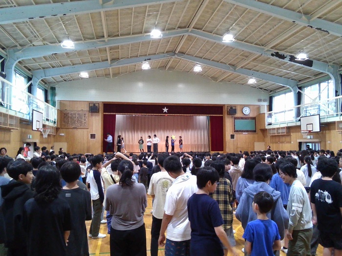 みんなで命令を聞いている様子