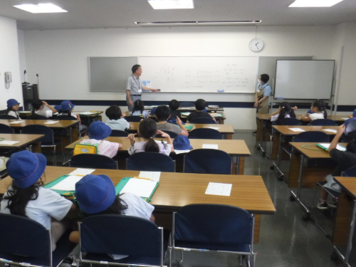 話を聞く様子。
