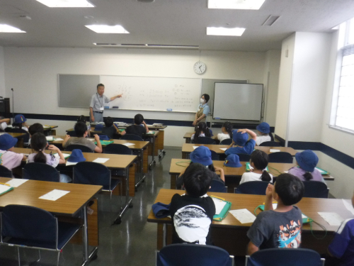 話を聞く様子。
