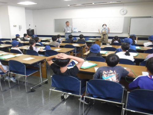 話を聞く様子。