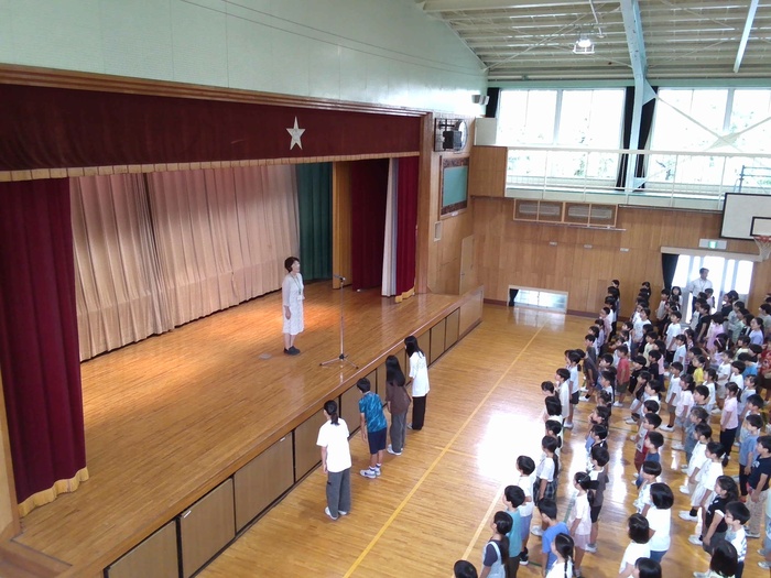 6年生が前で挨拶をしている様子