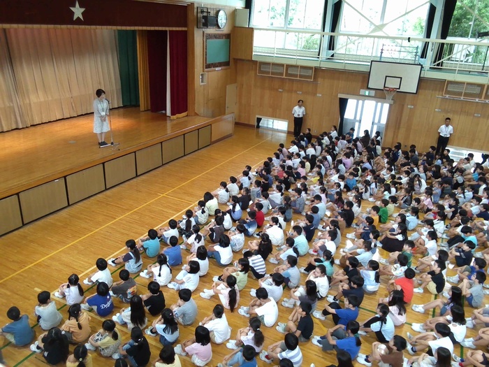 校長先生の話を聞く様子