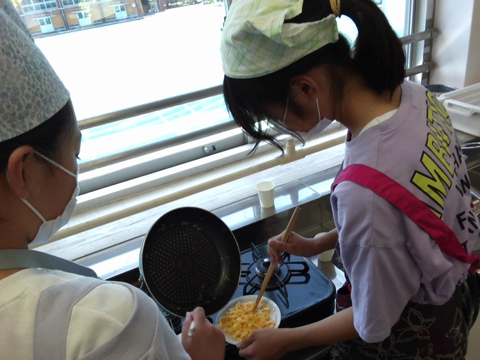 スクランブルエッグを上手に作っています。