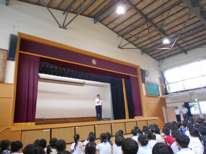 全校朝会の様子1