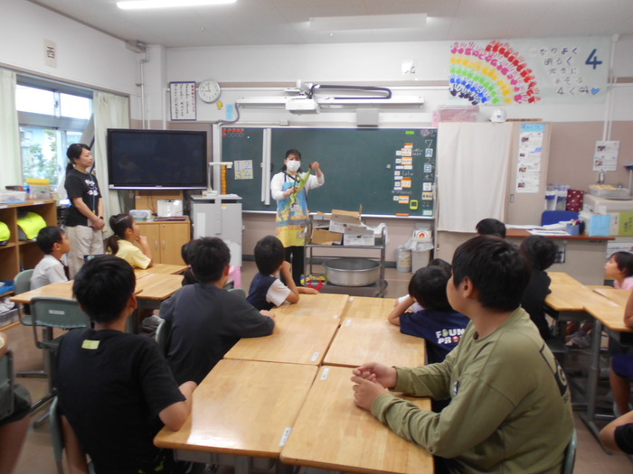 とうもろこしの皮を剥いている様子