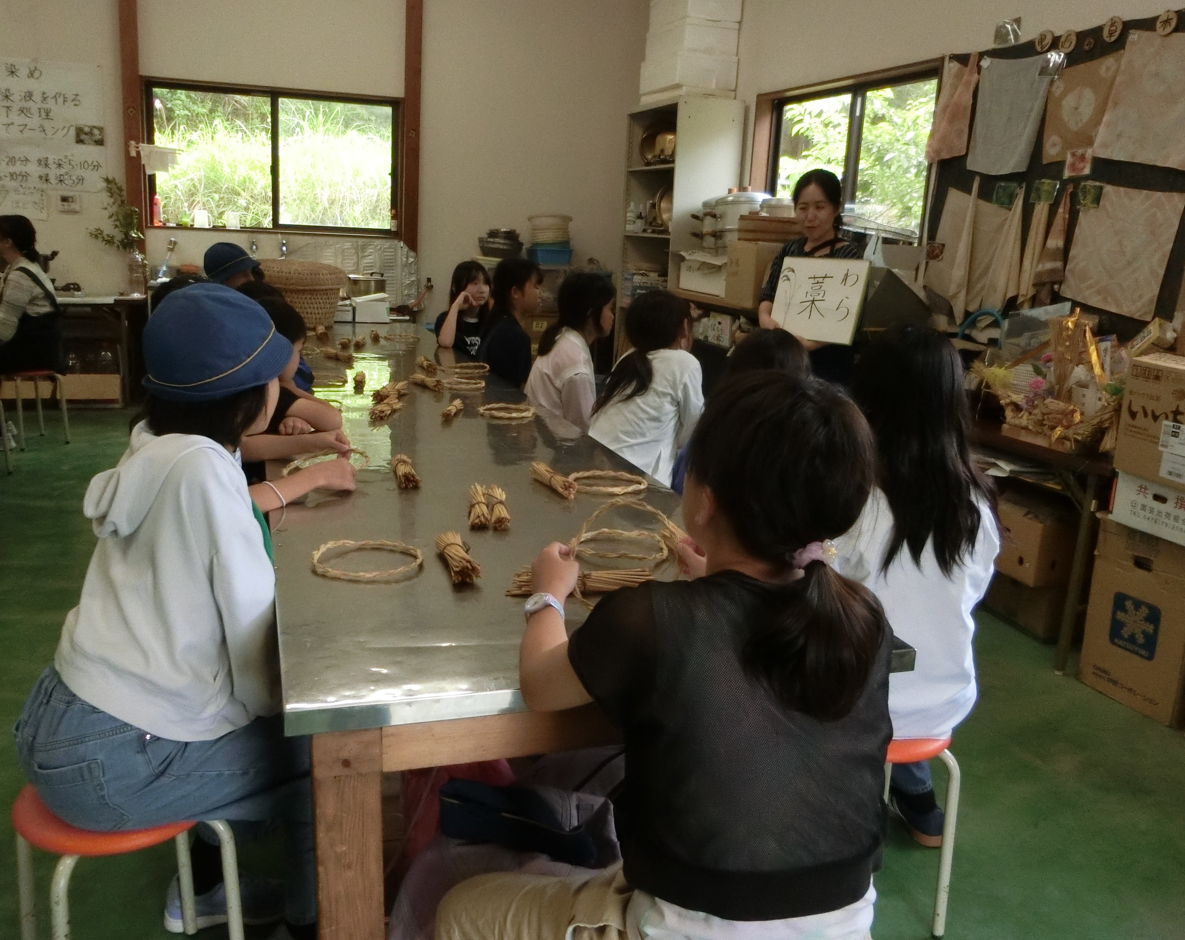 わら細工作りの様子