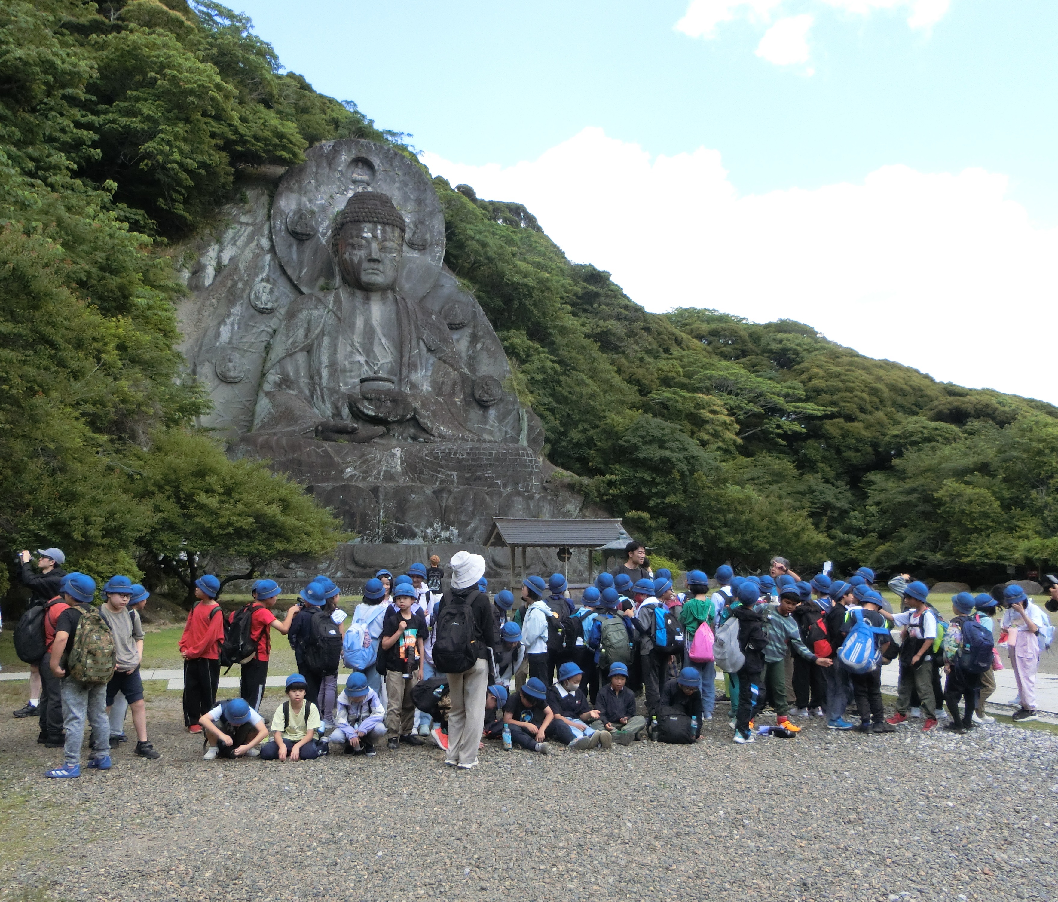 日本寺大仏の前で