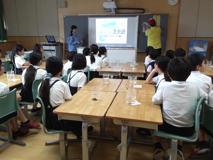 子どもたちが下水道について話を聞いている様子