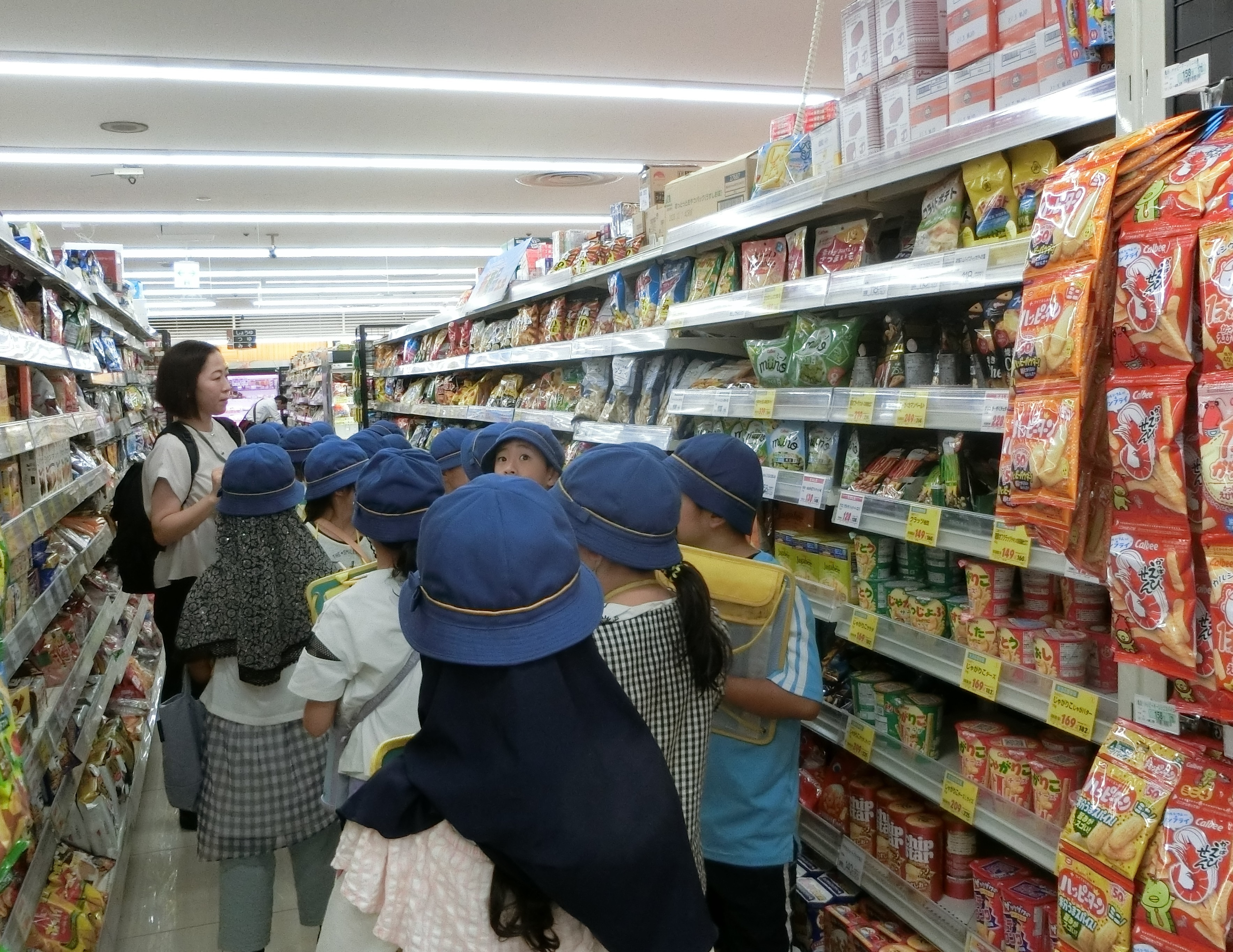 店内見学の様子