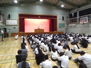 全校集会