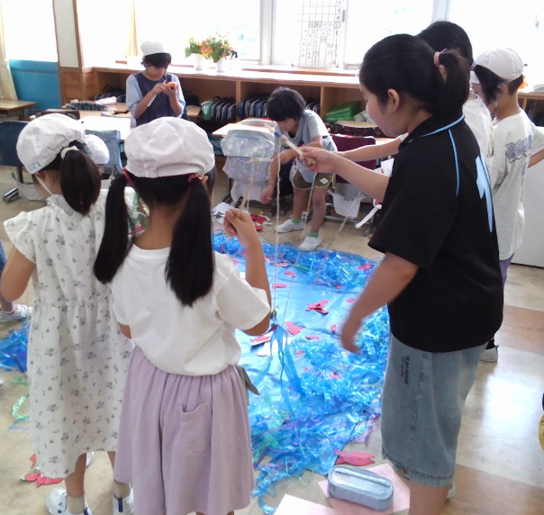 兄弟学年と一緒に出し物を回る様子